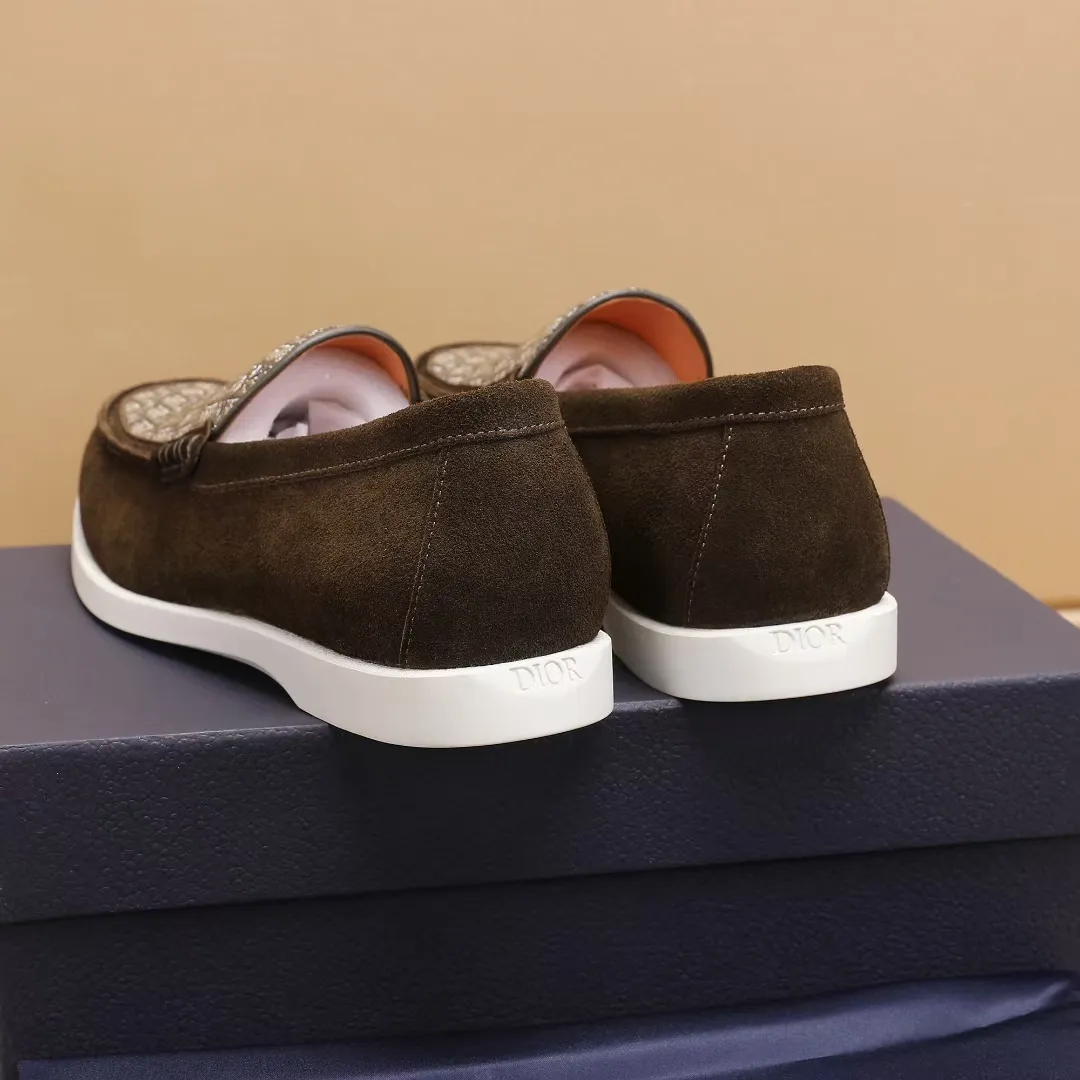 Men's Men's Shoes 💰400 [New Style] 🏍️🏍️Dior - This Dior Granville loafer is a casual dress shoe. Crafted from luxuriously soft beige suede, it features a beige Oblique print panel on the upper. The lightweight cream-white rubber sole is more sophisticated. The Dior Oblique pattern is engraved on the outsole to enhance the style, and the Dior logo is engraved on the back side. Adds elegance to any casual look.